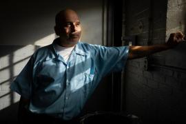 Doi verişori acuzaţi de crimă pe nedrept, eliberaţi după 42 de ani de închisoare, în SUA. "Primul pas este să mănânc friptură și homar"