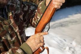 Un bărbat s-a împuşcat în picior, după ce arma s-a descărcat accidental în maşină. Se întoarcea de la o partidă de vânătoare, în Hunedoara