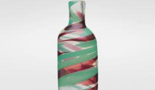 O vază cumpărată cu 4 dolari de la un magazin caritabil, s-a vândut cu 100.000 de dolari. Cea care a descoperit-o, a căutat informaţii pe internet