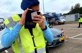 Un şofer român a făcut prăpăd cu maşina pe o autostradă din Olanda. A spulberat cu 190 km/oră mai multe autoturisme, ca să scape de poliţie