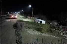 Bărbat mort, într-un accident groaznic în Vâlcea. Un copil de 14 ani şi şoferul au fost răniţi după ce s-au răsturnat cu maşina