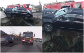 O şoferiţă de 53 de ani s-a înfipt cu maşina într-un gard, după ce un cal i-a sărit în faţă, în Argeş. Autovehiculul a rămas suspendat