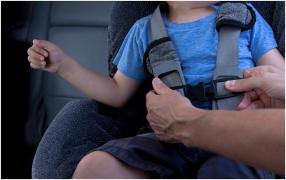 Un copil de 2 ani a rămas blocat în mașină