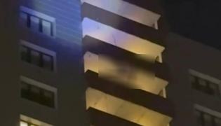 Un bărbat deghizat în Moş Crăciun, a căzut de la etajul 24, încercând să coboare cu funia de pe bloc. A murit sub ochii copiilor