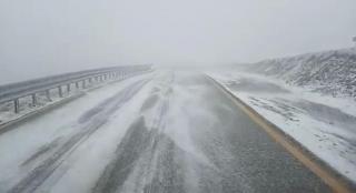 ANM a prelungit avertizările cod galben şi portocaliu de vreme extremă. La munte, rafalele vor lovi cu puterea unui uragan