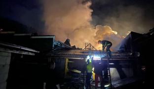 Dezastru în seara de Ajun pentru trei familii din Tarcău. Un incendiu puternic le-a cuprins locuinţele, în urma unui scurtcircuit electric