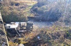 Un şofer turc a murit pe loc după ce a plonjat cu TIR-ul de pe un pod, în albia pârâului Cârpa, în Caraş-Severin