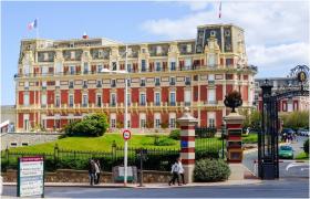 Chef cu o stea Michelin din Franţa, concediat după un ritual de iniţiere. Ar fi legat de scaun ore în șir un ajutor de bucătar, cu un măr în gură