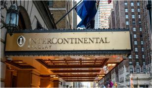 O femeie a ajuns la spital, după ce două fetițe au aruncat cu sticle de vin de la etajul 32 al unui hotel din New York