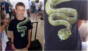 Motivul pentru care un copil e 10 ani a fost pus de agenții de securitate dintr-un aeroport să-și schimbe tricoul, înaite de a se urca în avion