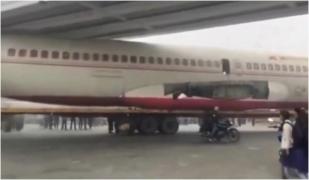 Un avion a rămas ore bune blocat sub un pod din India, după ce șoferul care-l tracta cu un camion a încercat să-l "strecoare" pe acolo