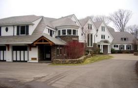 Familie întreagă, găsită moartă în proprietatea lor de milioane de dolari. Înainte să se sinucidă, un bărbat şi-a împuşcat soţia şi fiica de 18 ani