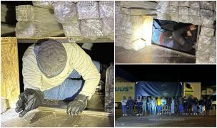 Migranți din Pakistan și India, ascunși printre lambriuri. Încercau să iasă ilegal din țară prin Vama Nădlac, înghesuiți în TIR-ul unui român