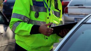 Un bărbat din Alba a oferit unui poliţist 1.000 de euro şi 10.000 de lei pentru a nu-i lua permisul. Cum a reacţionat agentul