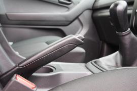 A luat-o la vale maşina, după ce şoferul nu a tras frâna de mână pentru că stătea pe telefon. O femeie de 34 de ani a ajuns la spital