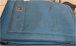 Un angajat al unui aeroport din UK, concediat după ce a scris un mesaj jignitor pe bagajul unui bebeșuș de 7 luni. Ce l-a supărat