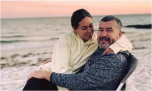 A murit după ce și-a legat cu o sfoară un cuțit de gât. Bărbatul s-a împiedicat și s-a înjunghiat accidental. Moarte bizară în SUA.