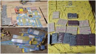 Percheziții în Arad. Polițiștii s-au dus pentru branșări ilegale și au descoperit petarde, țigări de contrabandă și o sabie