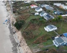 Au intrat cu buldozerele şi au dărămăt 5 case dintr-un sătuc din UK. Oamenii au privit cu lacrimi în ochi cum munca de-o viaţă e redusă la o grămadă de moloz