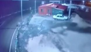 Imagini înfricoșătoare filmate de camere în Kahramanmaraş arată forța incredibilă cu care a lovit cutremurul în Turcia și Siria