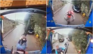 Momentul în care un biciclist se răstoarnă într-o mașină de gunoi, după ce a încercat să coboare o pantă abruptă
