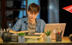 Elevii care termină liceul se pregătesc pentru simularea examenului de Bac 2023