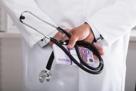 medic cu bani în mână