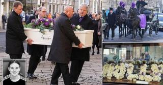 Lacrimi amare la înmormântarea unei tinere de 15 ani care a murit înjunghiată