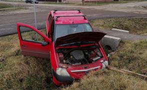 Accident cu maşina furată, în Timiş. Un tânăr fără permis a crezut că dă marea lovitură, dar a ajuns cu vehiculul în şanţ