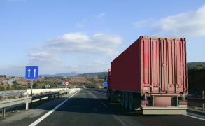 Un șofer român de TIR a sărit în fața unei mașini, pe o autostradă din Italia. Două întâmplări teribile puteau să-l coste viața