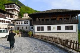 Copil de 9 ani, exploatat sexual de un călugăr de la Mănăstirea Frăsinei. Partidele de amor erau filmate de un îngrijitor