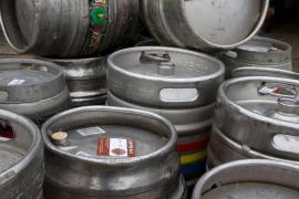 Incident bizar în Vaslui: un bărbat de 42 de ani a murit după ce un butoi pe care voia să-l taie cu flexul a explodat