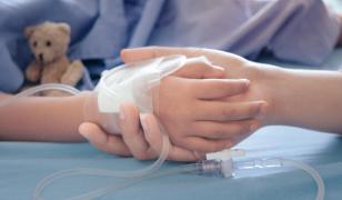 O fetiță de 7 ani luptă să trăiască, după ce a fost înjunghiată