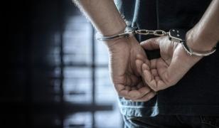 Un oltean scandalagiu a lovit un polițist, care voia să-i pună cătușele