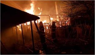 Un bărbat a suferit arsuri la picioare şi cap