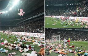 A plouat cu mii de jucării de pluș pentru copiii afectați de cutremurul din Turcia. Gest emoționant în timpul partidei dintre Besiktas și Antalyaspor