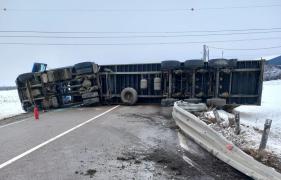 Pericol de explozie pe DN 2, în Suceava, după ce un TIR s-a răsturnat, blocând ambele sensuri de mers. Sunt scurgeri de carburant pe șosea