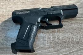 Un bărbat s-a internat în spital, cu pistolul după el