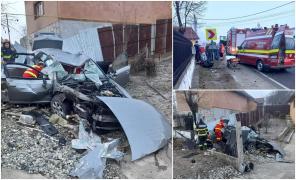 Un șofer beat a făcut prăpăd cu mașina, pe o șosea din Gorj. A lovit parapetele din beton și s-a oprit în curtea unei case