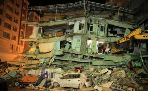 Două cutremure de peste 7 în Turcia și Siria în mai puțin de 12 ore. Peste 4.300 de morți şi aproape 20.000 de răniți. Blocuri şterse de pe suprafaţa pământului