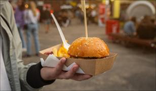 Cum a reușit un bărbat din UK să plătească pentru un burger peste 800 de dolari, din greşeală.