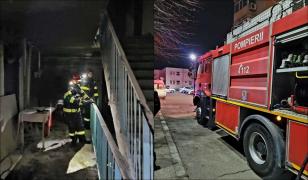 Focul ar fi pornit de la lumânările aprinse pentru o persoană decedată