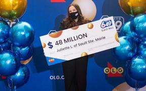 O tânără de 18 ani a jucat pentru prima dată la loto şi a luat premiul cel mare, 32 de milioane de euro, în Canada
