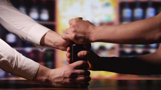 Doi consilieri locali s-au luat la bătaie într-un birt din Huşi. Preşedintele PSD Vaslui: "Presupun că aveau altă ocupaţie, nu dezbăteau bugetul"