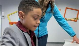 David iubește știința și vrea să devină astrofizician