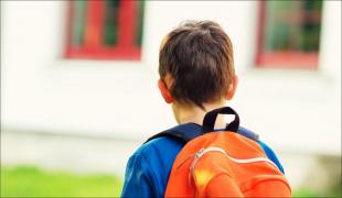 Copilul nu ştia ce cară în ghiozdan