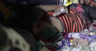 Cântecul vieții sub ruine: Salvatorii i-au cântat unei fetițe din Siria în timp ce încercau să o scoată de sub dărâmături