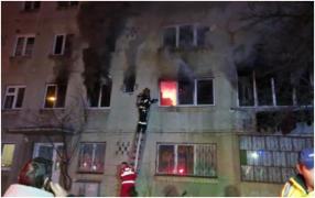 Incendiu uriaș cu mari degajări de fum într-un bloc din Buziaș, județul Timiș. 13 persoane au fost evacuate, dintre care doi copii