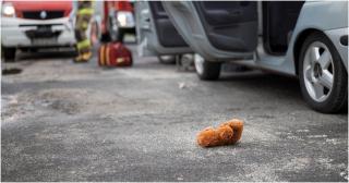 O femeie de 34 de ani şi băieţelul de 3 ani au murit pe loc, loviţi de un camion, în UK