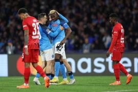 Napoli – Frankfurt 3-0 în optimile Champions League. Confruntări violente între fanii germani şi poliţie, înaintea meciului